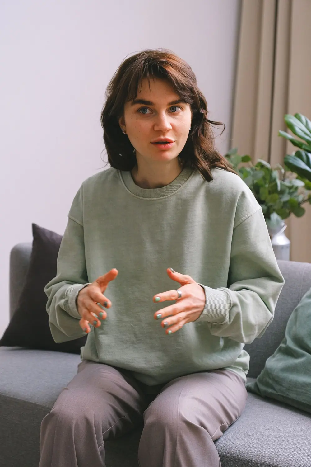 Jovem conversando em uma sessão de terapia